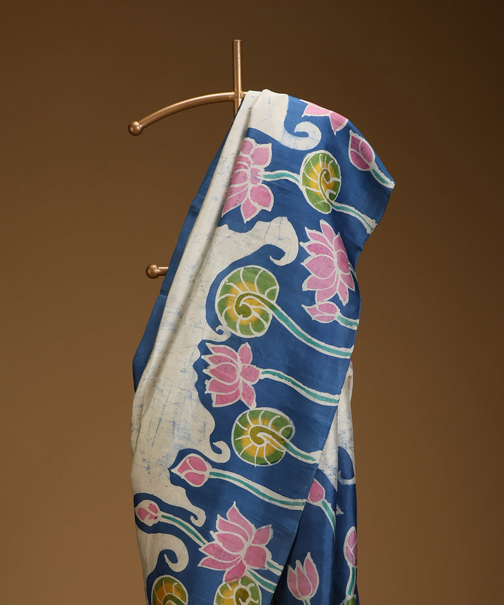 Handloom_Offwhite_and_Blue_Pink_Hand_Batik_Mulberry_Silk_Saree_With_Lotus_Motifs_on_Border_WeaverStory_02
