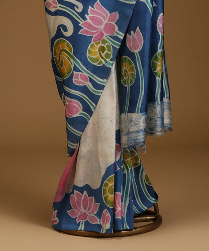 Handloom_Offwhite_and_Blue_Pink_Hand_Batik_Mulberry_Silk_Saree_With_Lotus_Motifs_on_Border_WeaverStory_03