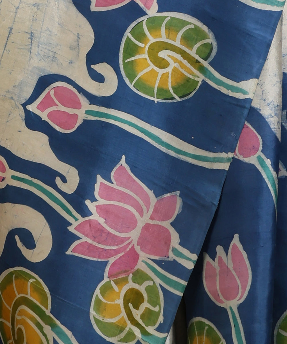 Handloom_Offwhite_and_Blue_Pink_Hand_Batik_Mulberry_Silk_Saree_With_Lotus_Motifs_on_Border_WeaverStory_04