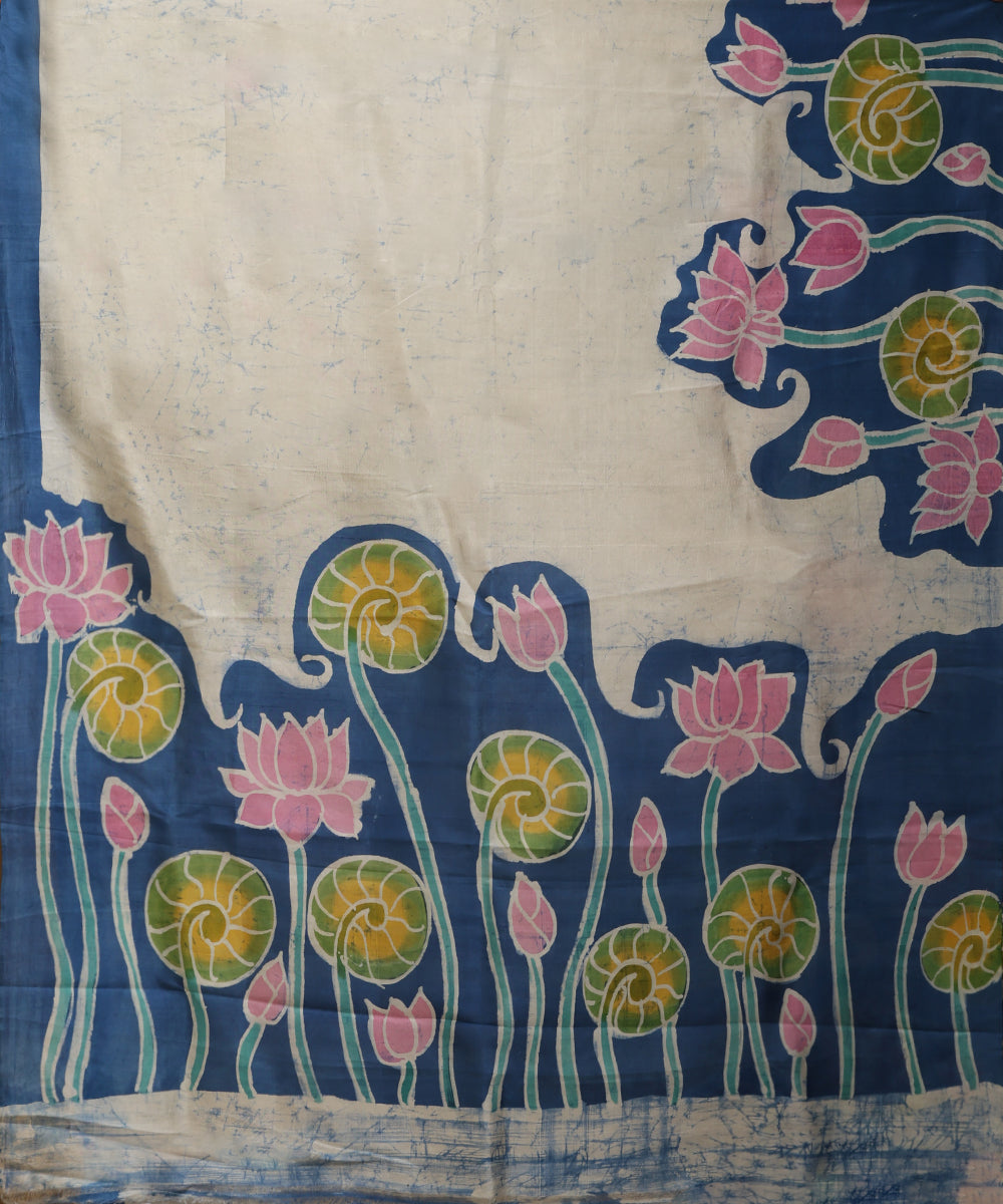 Handloom_Offwhite_and_Blue_Pink_Hand_Batik_Mulberry_Silk_Saree_With_Lotus_Motifs_on_Border_WeaverStory_05