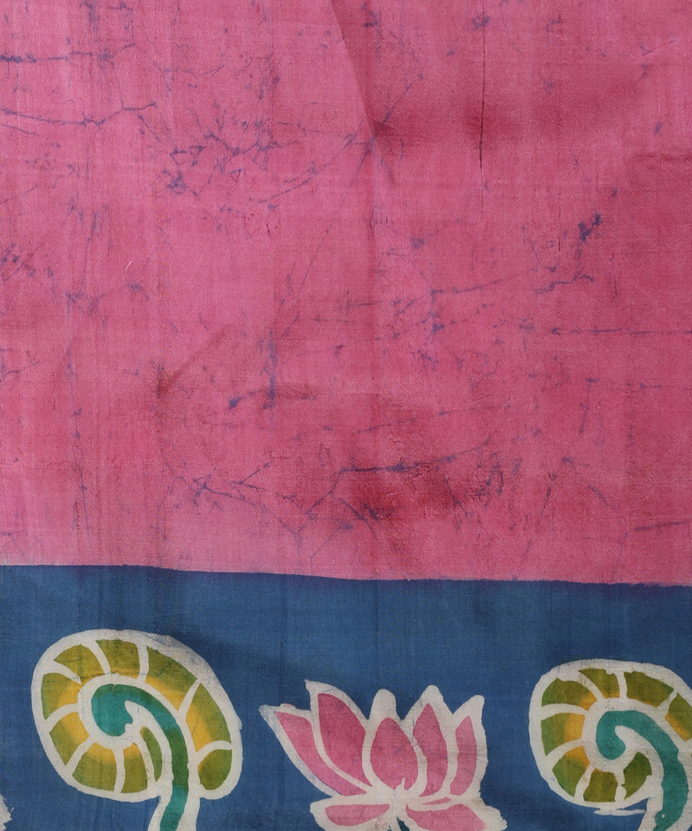 Handloom_Offwhite_and_Blue_Pink_Hand_Batik_Mulberry_Silk_Saree_With_Lotus_Motifs_on_Border_WeaverStory_06
