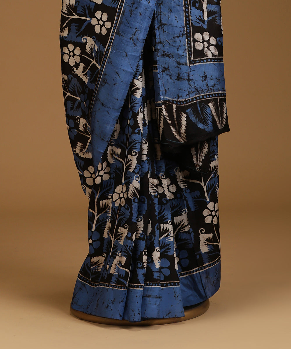 Handloom_Blue_and_Black_Hand_Batik_Mulberry_Silk_Saree_with_All_Over_Floral_Motifs_WeaverStory_03