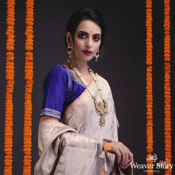 Handwoven_kadhwa_banarasi_jangla_in_grey_colour_with_floral_motifs_WeaverStory_01