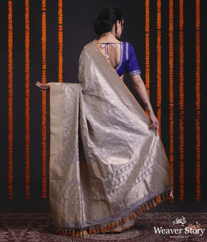 Handwoven_kadhwa_banarasi_jangla_in_grey_colour_with_floral_motifs_WeaverStory_03