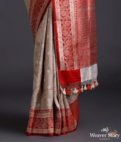 Offwhite_Dampaj_weave_saree_with_kadhiyal_borders_in_red_WeaverStory_04