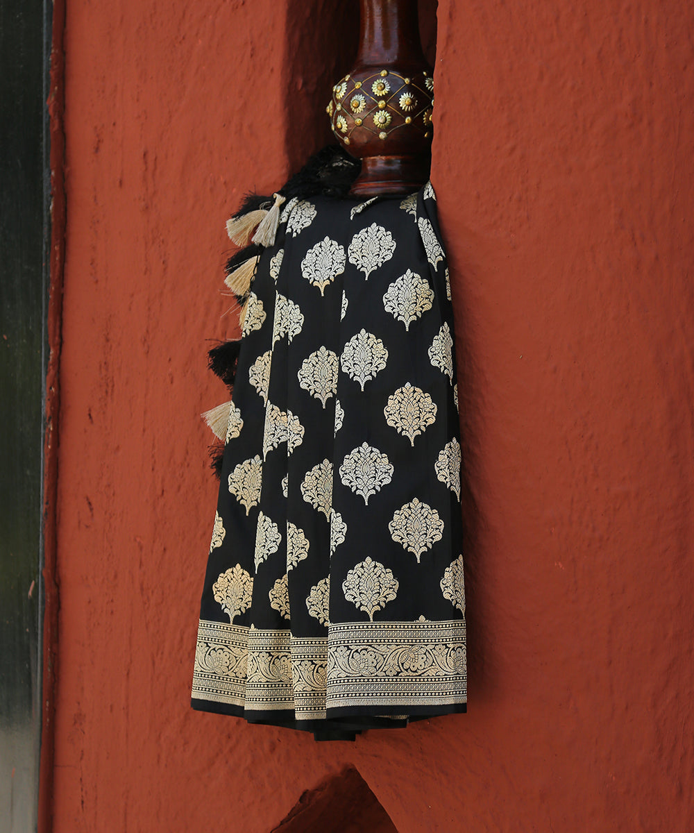 Handloom_Black_Pure_Katan_Silk_Banarasi_Dupatta_with_Cutwork_Booti_WeaverStory_01