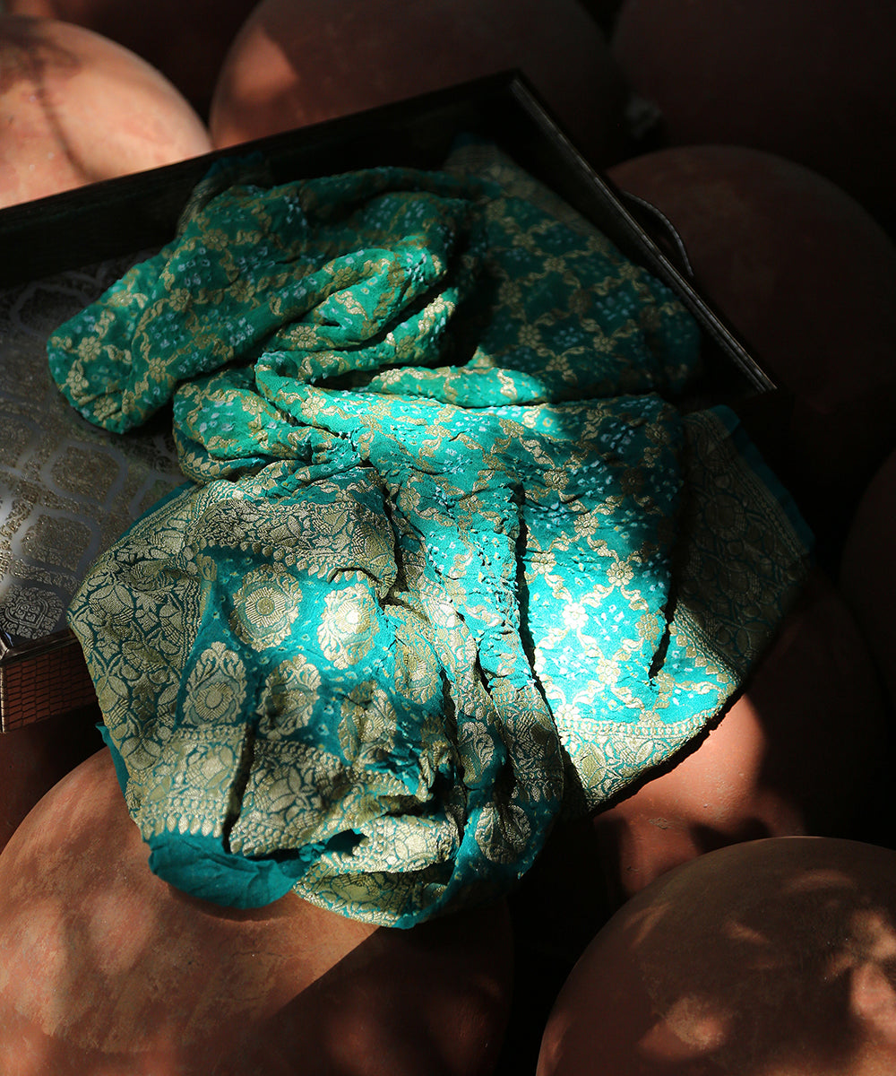 Handloom_Green_Dual_Tone_Georgette_Banarasi_Bandhej_Dupatta_WeaverStory_01