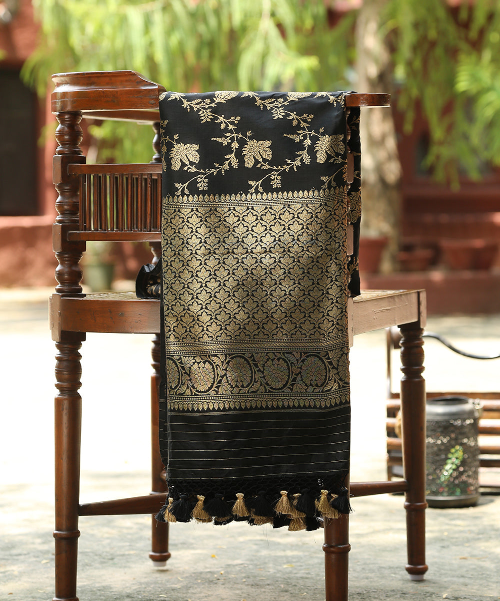 Handloom_Black_Pure_Katan_Silk_Kadhwa_Jangla_Banarasi_Dupatta_WeaverStory_01