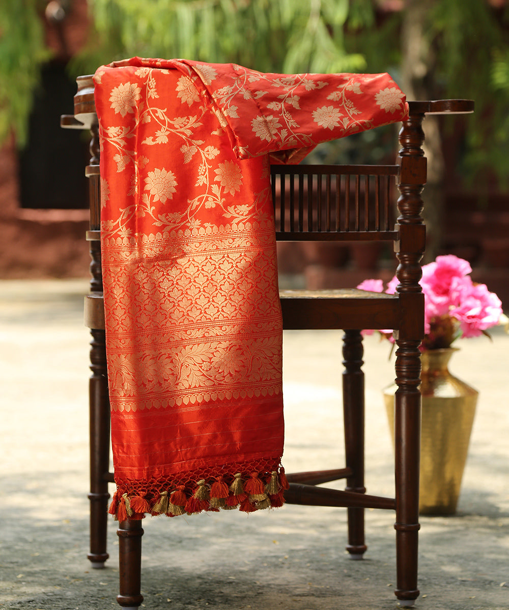 Red_Handloom_Pure_Katan_Silk_Kadhwa_Jangla_Banarasi_Dupatta_WeaverStory_01