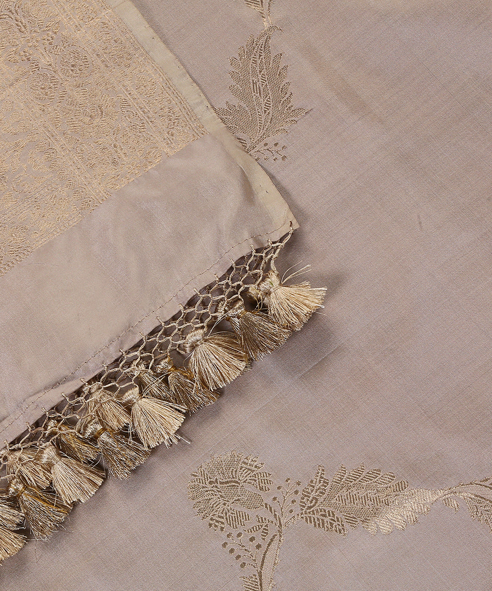 Handloom_Soft_Grey_And_Beige_Pure_Katan_Silk_Banarasi_Dupatta_With_Kadhwa_Jaal_WeaverStory_04