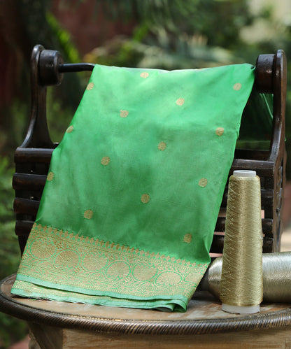 Handloom_Green_Pure_Katan_Silk_Banarasi_Dupatta_With_Kadhwa_Booti_WeaverStory_01