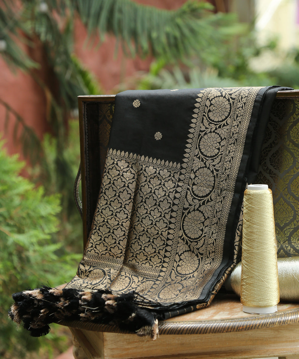 Black_Handloom_Pure_Katan_Silk_Banarasi_Dupatta_With_Kadhwa_Booti_WeaverStory_01