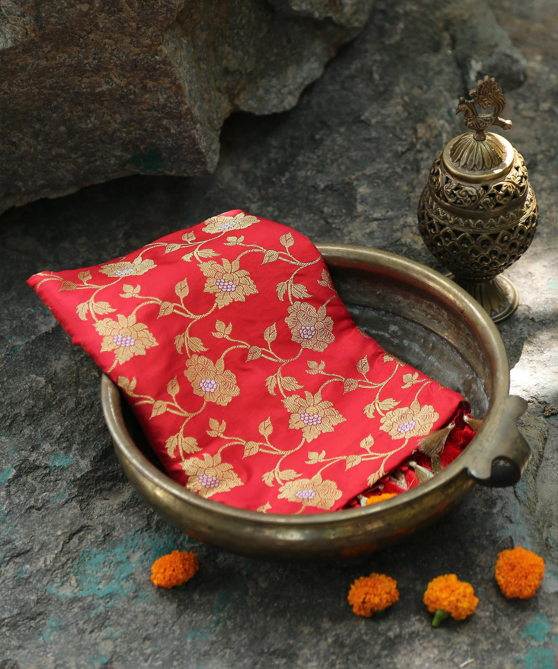 Handloom_Red_Pure_Katan_Silk_Banarasi_Dupatta_With_Sona_Rupa_Jaal_WeaverStory_01