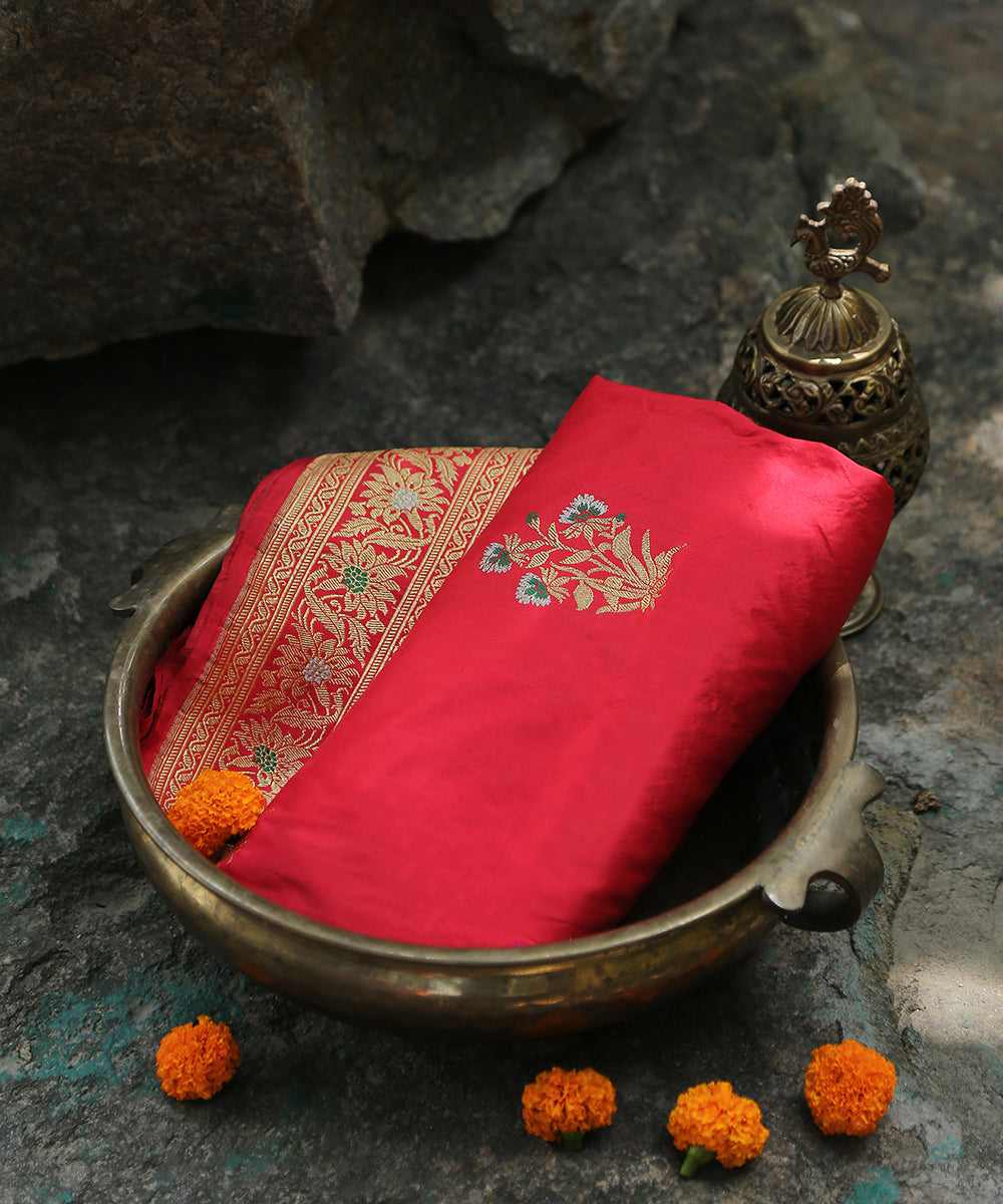 Handloom_Pink_And_Red_Dual_Tone_Pure_Katan_Silk_Banarasi_Dupatta_With_Kadhwa_Mughal_Boota_WeaverStory_01