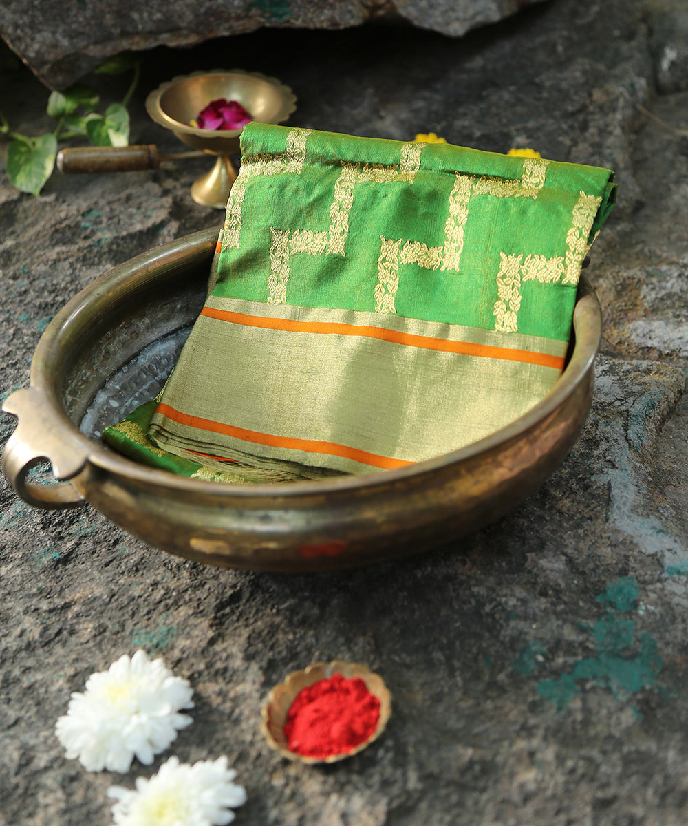 Green_Dual_Tone_Handloom_Pure_Chanderi_Silk_Dupatta_With_All_Over_Zari_Jaal_WeaverStory_01