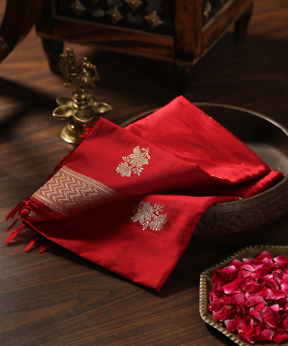 Handloom_Red_Pure_Katan_Silk_Banarasi_Dupatta_With_Kadhwa_Booti_WeaverStory_01