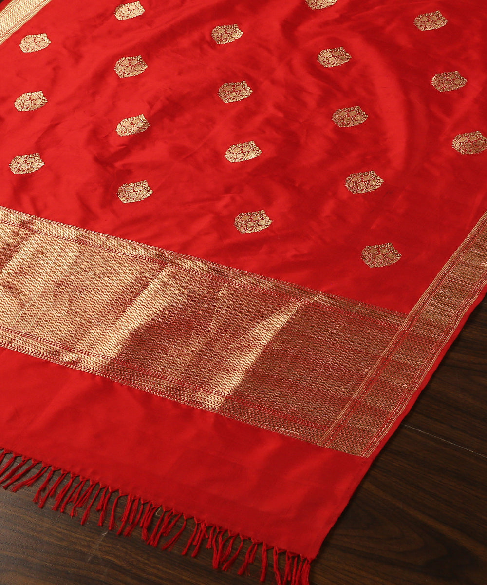 Red_Handloom_Pure_Katan_Silk_Banarasi_Dupatta_With_Bootidar_Design_WeaverStory_03