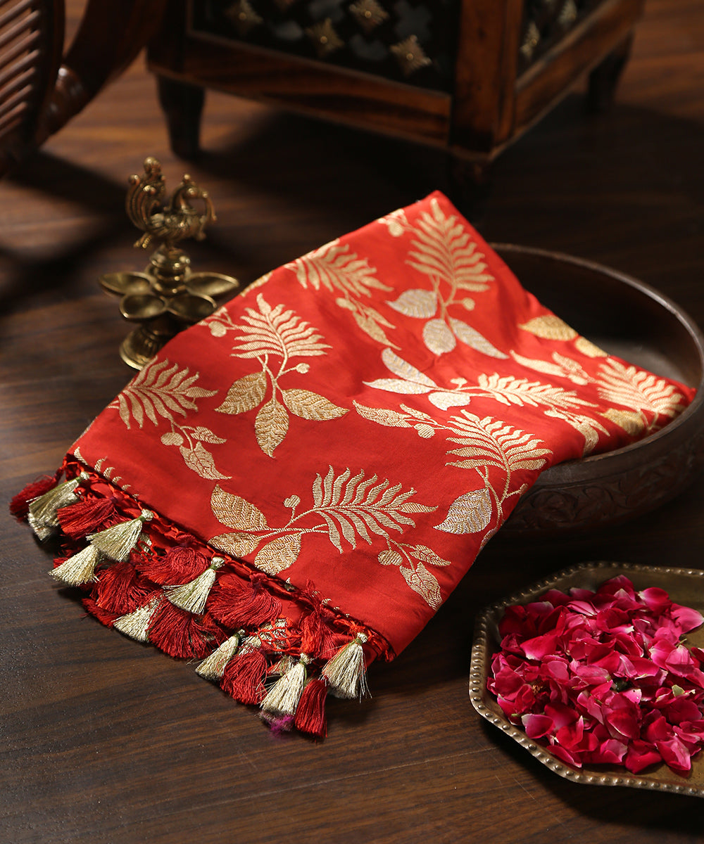 Maroon_Handloom_Sona_Rupa_Pure_Katan_Silk_Banarasi_Dupatta_With_Leaf_Motifs_WeaverStory_01