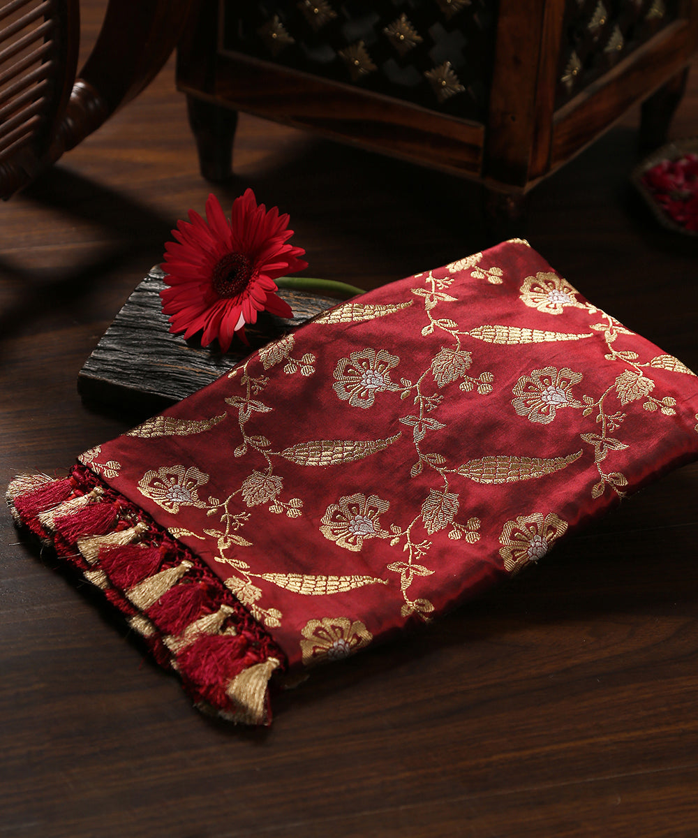 Handloom_Maroon_And_Black_Dual_Tone_Pure_Katan_Silk_Banarasi_Jangla_Dupatta_WeaverStory_01