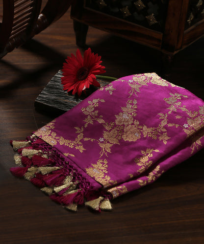 Purple_Handloom_Pure_Katan_Silk_Banarasi_Jangla_Dupatta_With_Floral_Bunches_WeaverStory_01