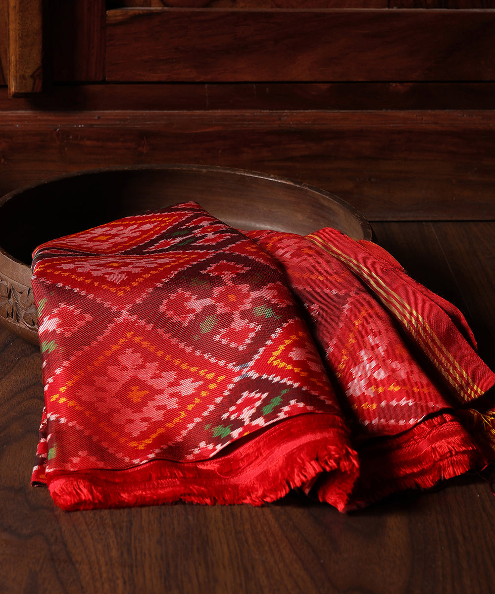Maroon_Handloom_Pure_Mulberry_Silk_Ikat_Patola_Dupatta_With_Red_Pallu_WeaverStory_01