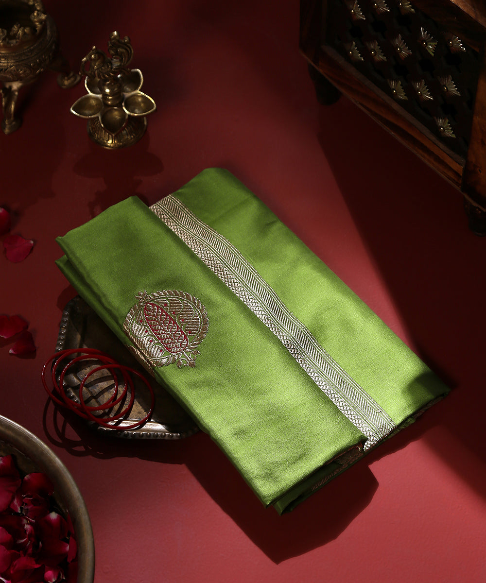 Green_Handloom_Katan_Silk_Banarasi_Dupatta_With_Pomegranate_Booti_WeaverStory_01