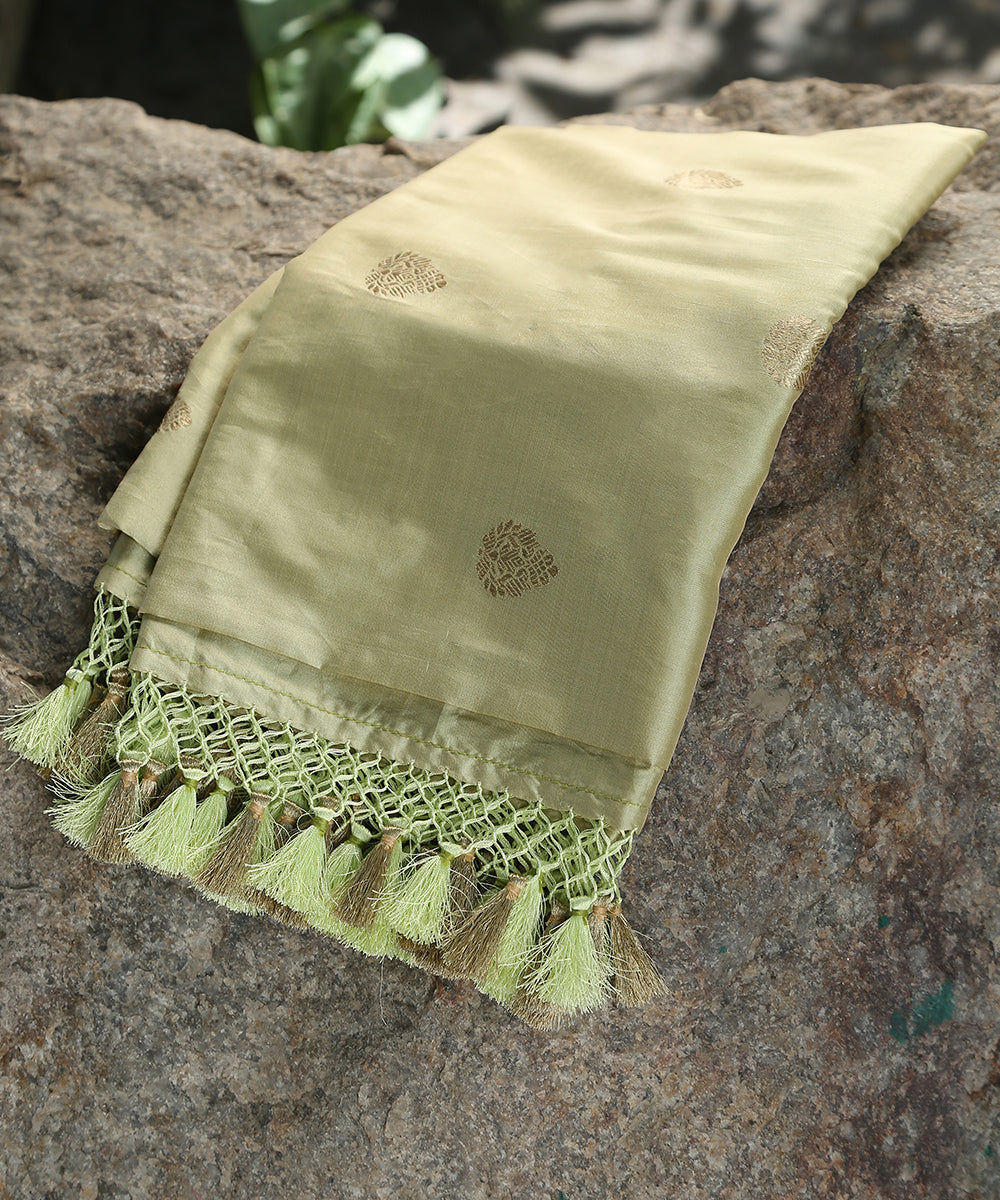 Handloom_Pista_Green_Pure_Katan_Silk_Banarasi_Dupatta_With_Kadhwa_Booti_WeaverStory_01