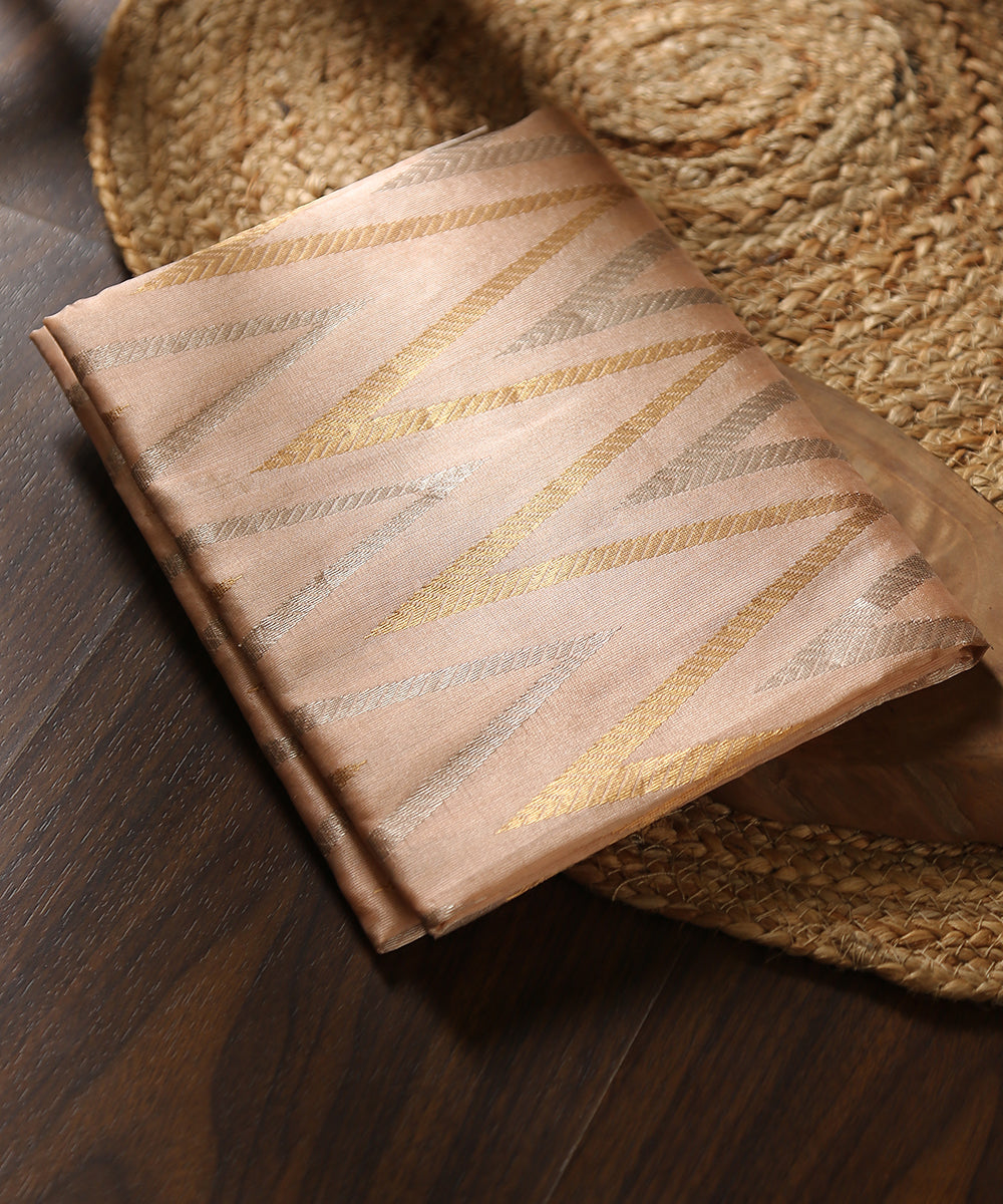 Light_Peach_Handloom_Pure_Chanderi_Silk_Dupatta_With_Zigzag_Sona_Rupa_Zari_Work_WeaverStory_01