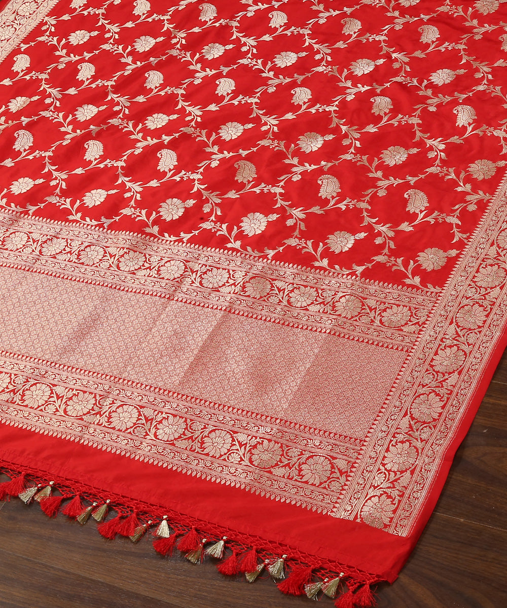 Handloom_Red_Pure_Katan_Silk_Banarasi_Dupatta_With_Paisley_Jaal_WeaverStory_03