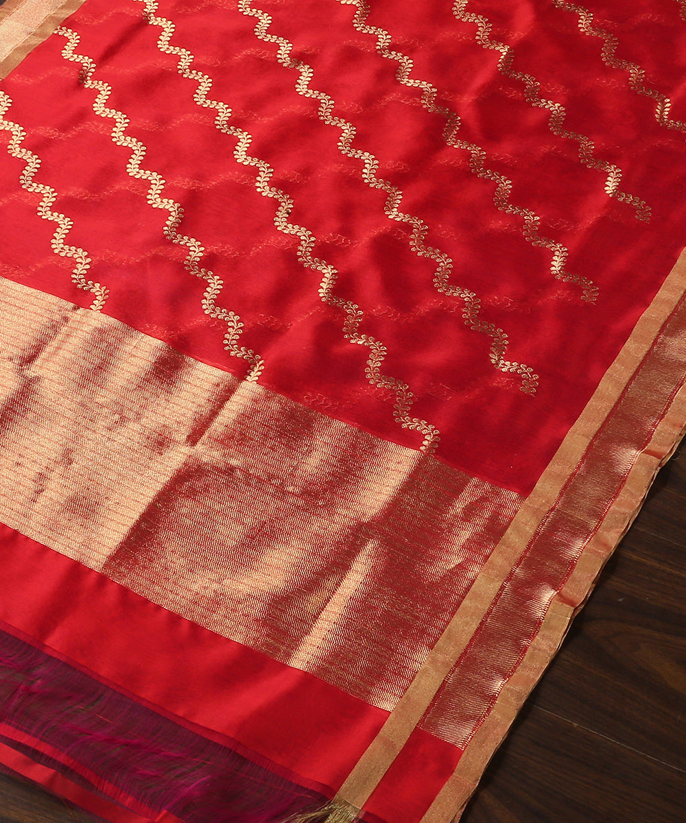 Handloom_Red_Double_Shade_Pure_Chanderi_Silk_Dupatta_With_Sona_Rupa_Jaal_WeaverStory_03