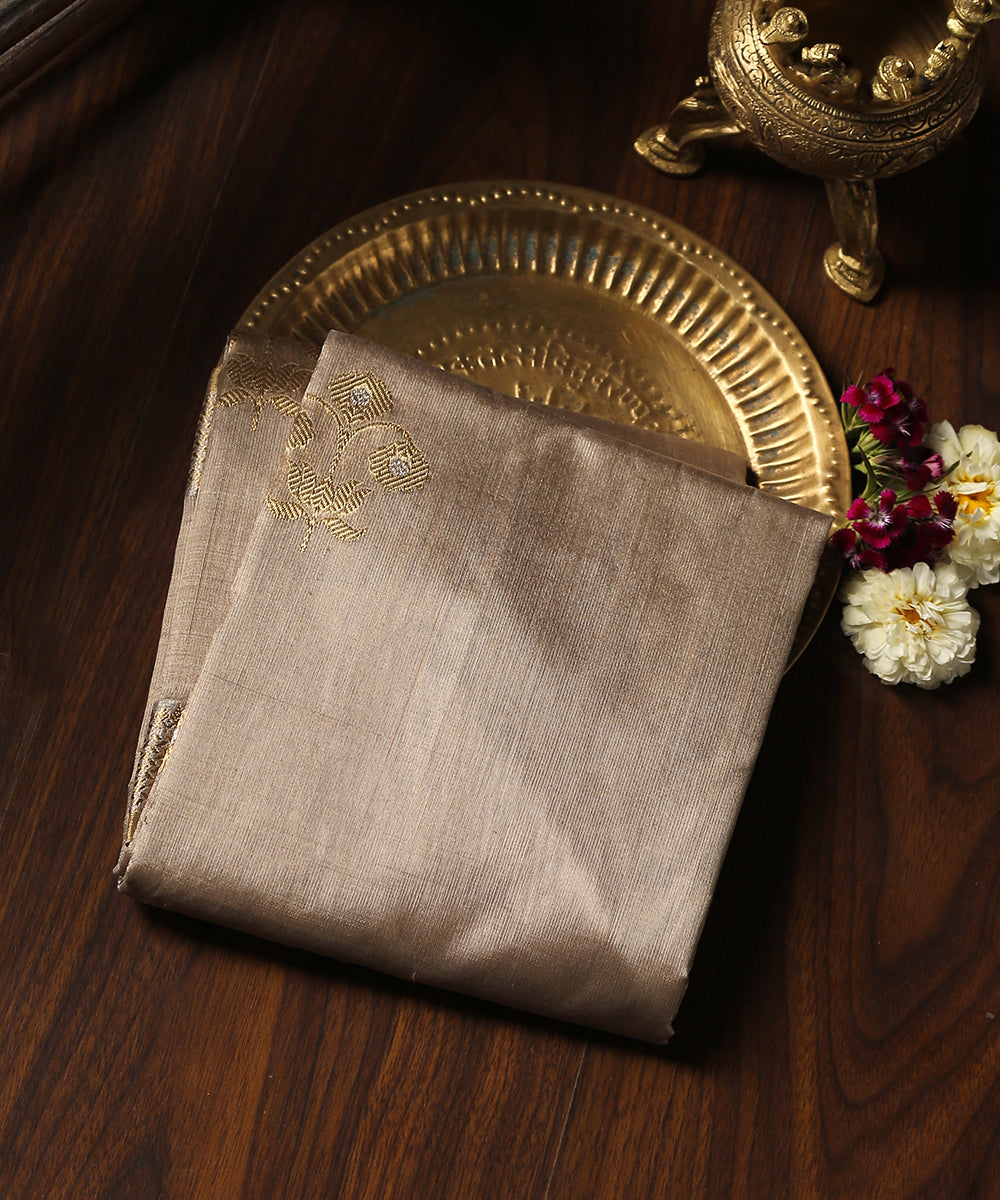 Grey_Handloom_Pure_Chanderi_Silk_Dupatta_With_Lotus_And_Three_Flower_Booti_WeaverStory_01