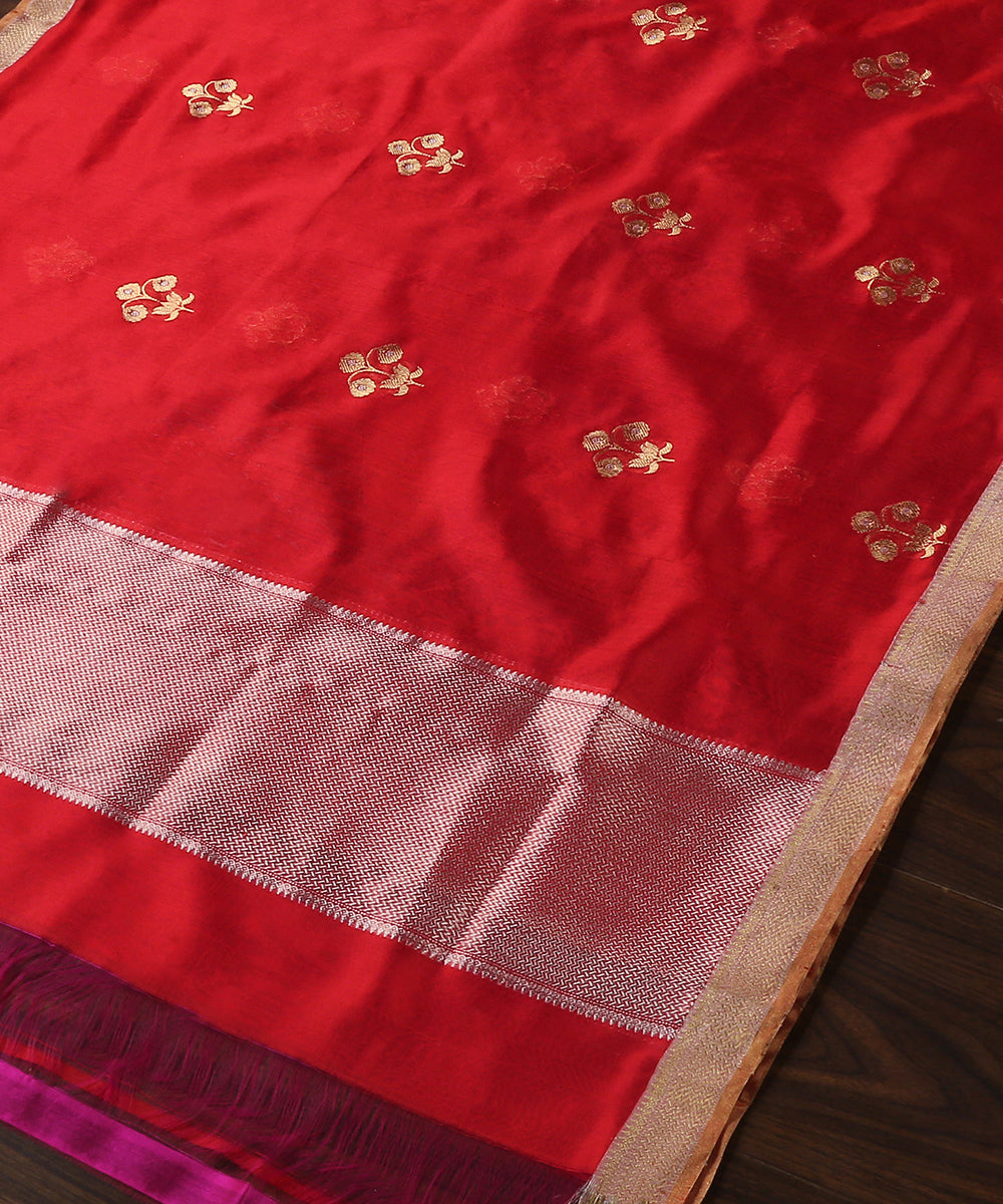 Handloom_Red_Pure_Chanderi_Silk_Dupatta_With_Lotus_And_Three_Flower_Booti_WeaverStory_03