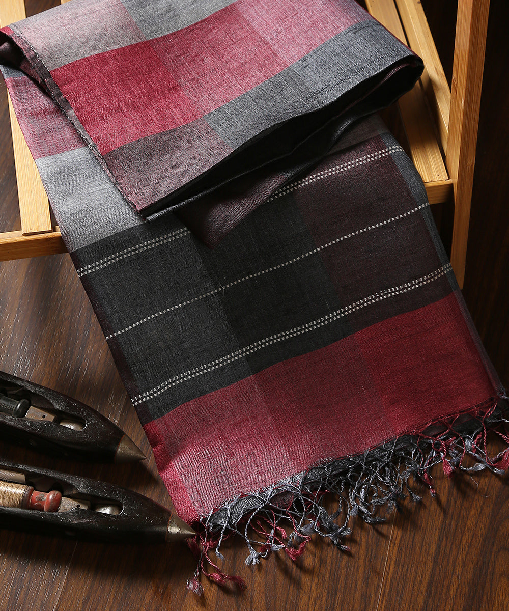 Maroon_And_Grey_Handloom_Pure_Tussar_Silk_Dupatta_With_Gradient_Checks_WeaverStory_01