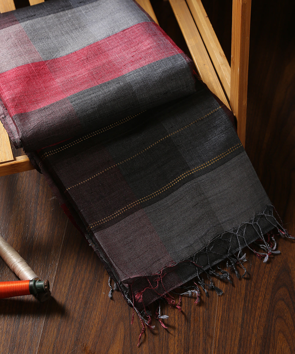 Grey_And_Maroon_Handloom_Pure_Tussar_Silk_Dupatta_With_Gradient_Checks_WeaverStory_01