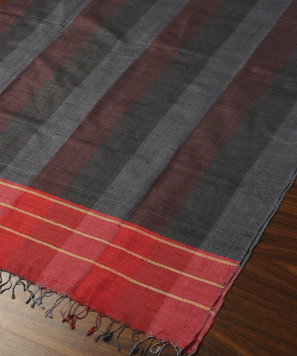 Grey_And_Red_Pure_Handloom_Pure_Tussar_Silk_Dupatta_With_Gradient_Checks_And_Red_Pallu_Border_WeaverStory_03