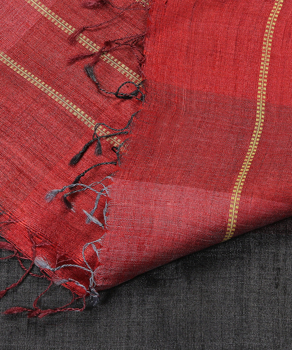 Grey_And_Red_Pure_Handloom_Pure_Tussar_Silk_Dupatta_With_Gradient_Checks_And_Red_Pallu_Border_WeaverStory_04