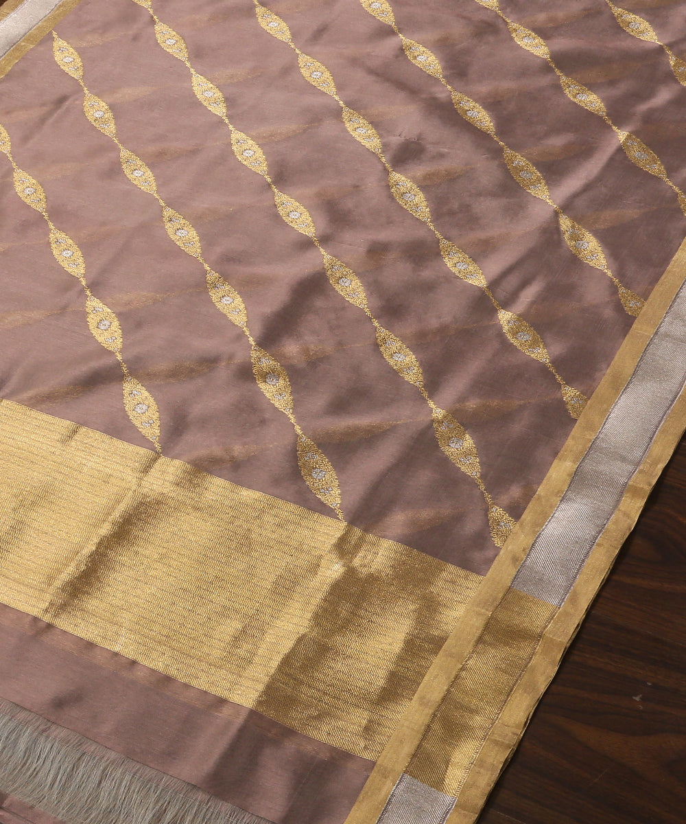 Handloom_Mauve_Pure_Chanderi_Silk_Dupatta_With_All_Over_Golden_Jaal_And_Border_WeaverStory_03