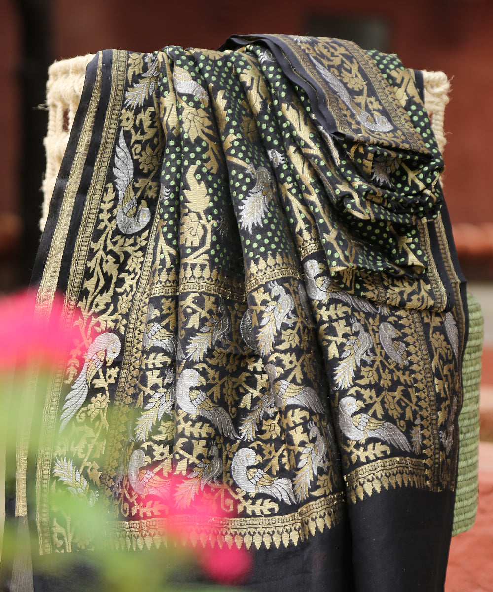 Black_Handloom_Pure_Georgette_Banarasi_Dupatta_With_Sona_Rupa_Parrot_Jaal_WeaverStory_01