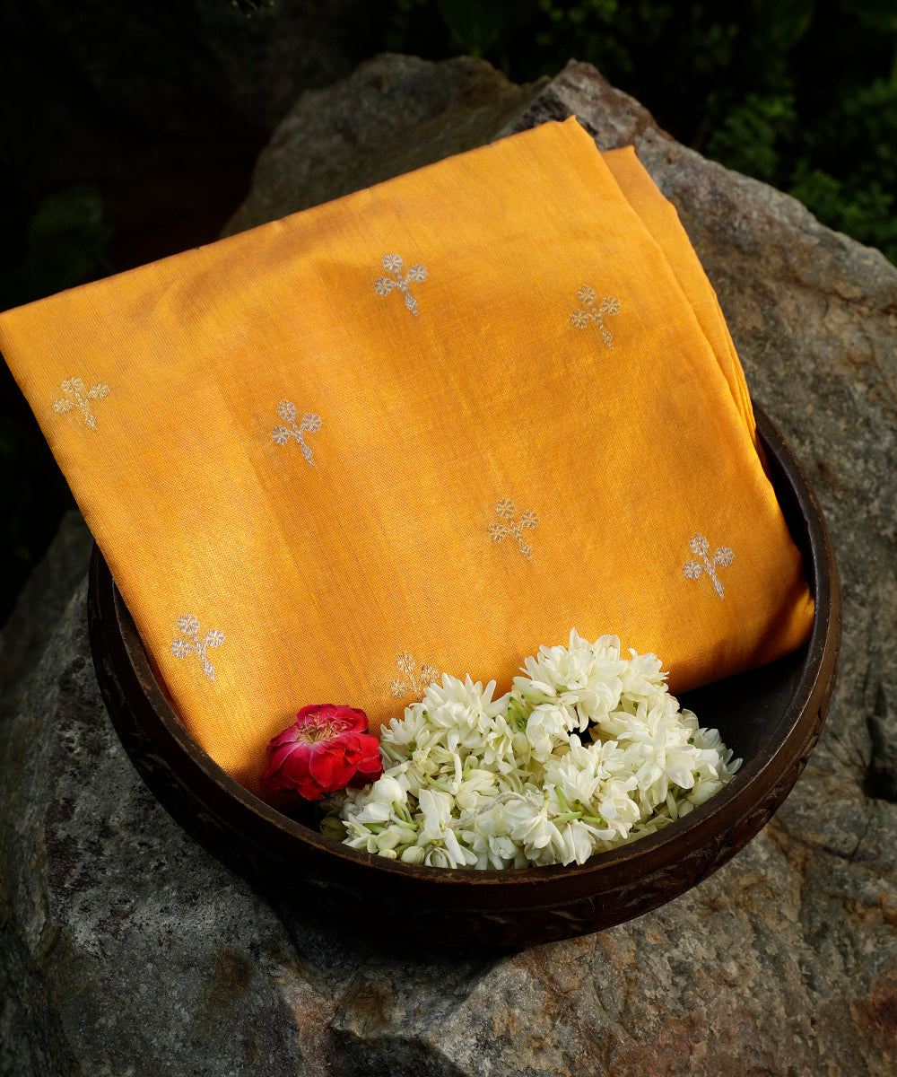 Handloom_Mustard_Pure_Chanderi_Silk_Dupatta_With_All_Over_Sona_Rupa_Booti_And_Tissue_Border_WeaverStory_01