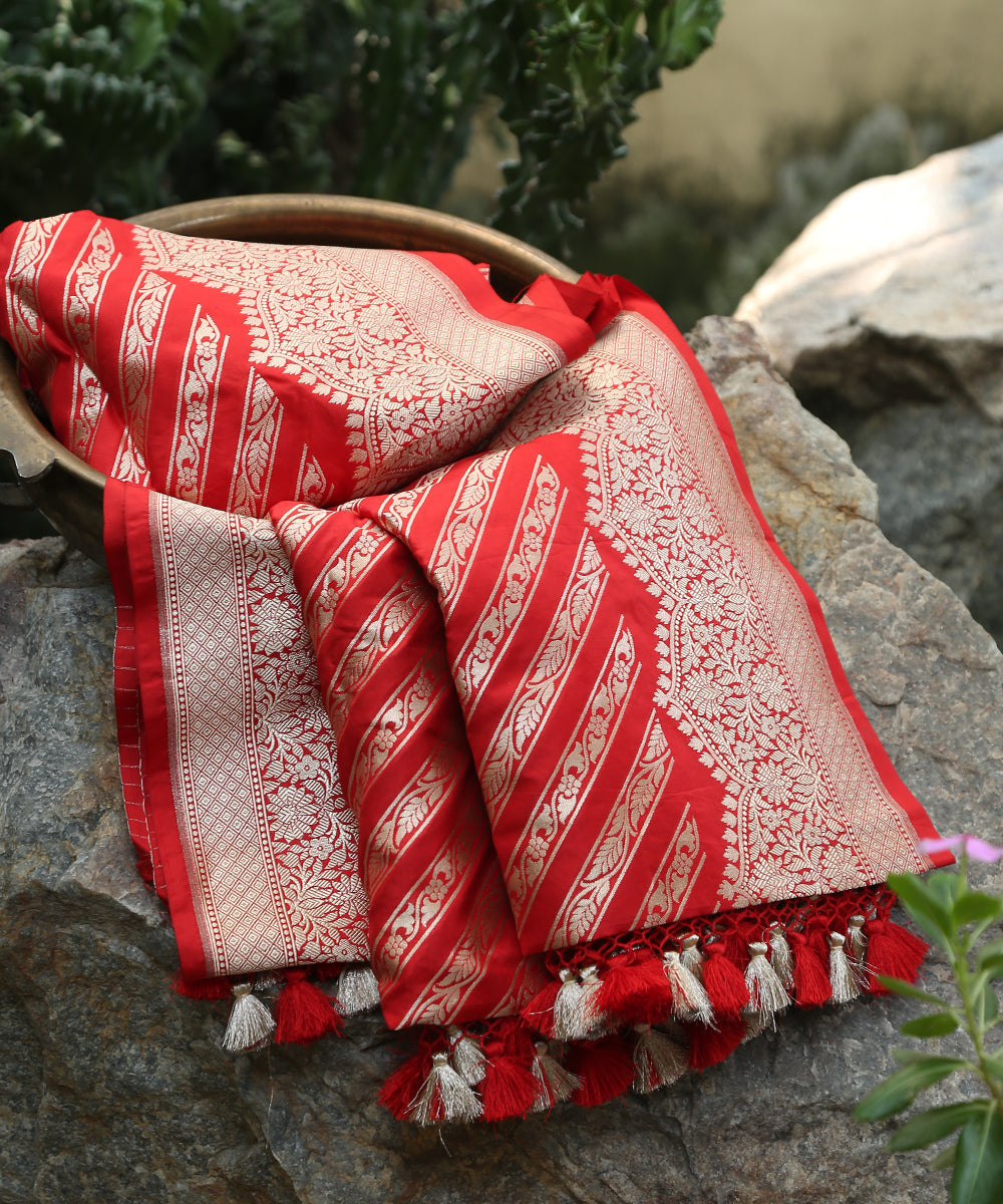 Red_Handloom_Pure_Katan_Silk_Banarasi_Dupatta_With_Aada_Jaal_WeaverStory_01