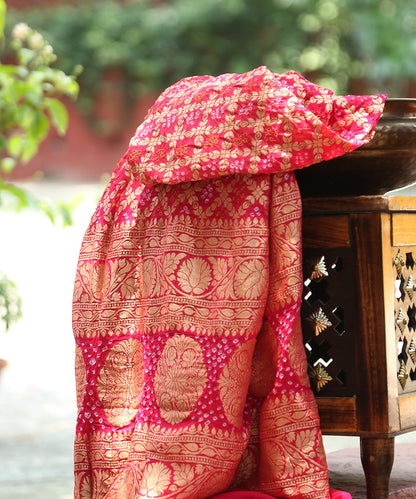 Handloom_Coral_Peach_And_Pink_Ombre_Dyed_Pure_Georgette_Banarasi_Bandhej_Dupatta_WeaverStory_01