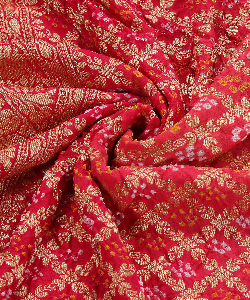 Handloom_Coral_Peach_And_Pink_Ombre_Dyed_Pure_Georgette_Banarasi_Bandhej_Dupatta_WeaverStory_05