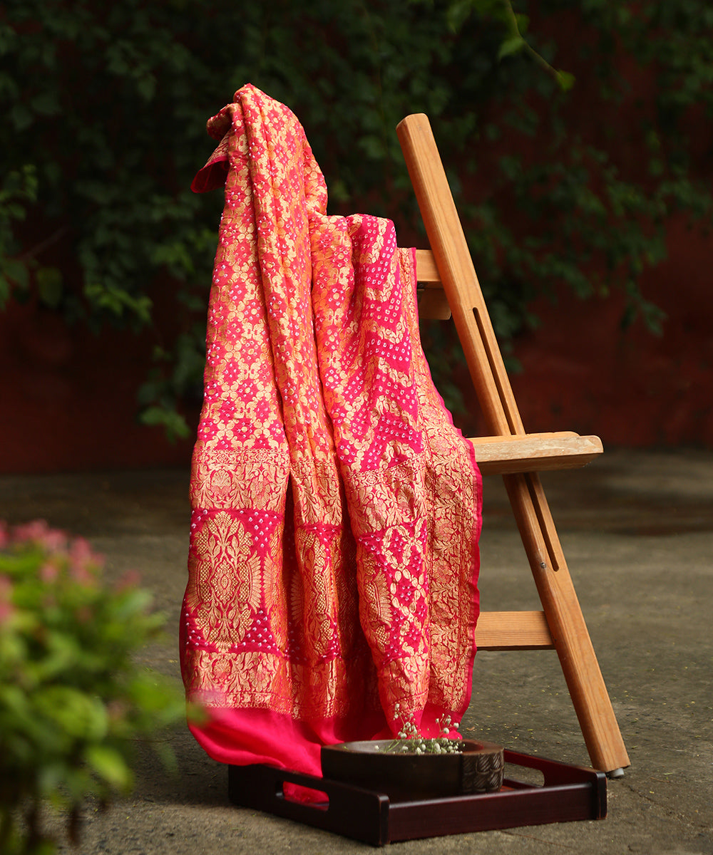 Coral_Peach_And_Pink_Ombre_Dyed_Handloom_Pure_Georgette_Banarasi_Bandhej_Dupatta_WeaverStory_01
