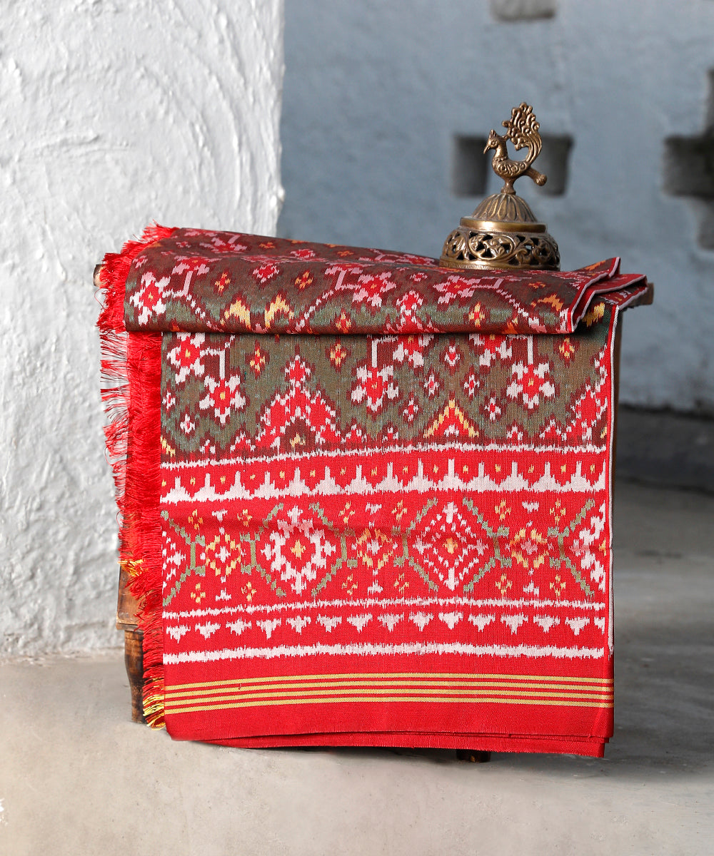 Green_And_Red_Handloom_8_Ply_Pure_Mulberry_Silk_Ikat_Patola_Dupatta_With_Broad_Border_WeaverStory_01