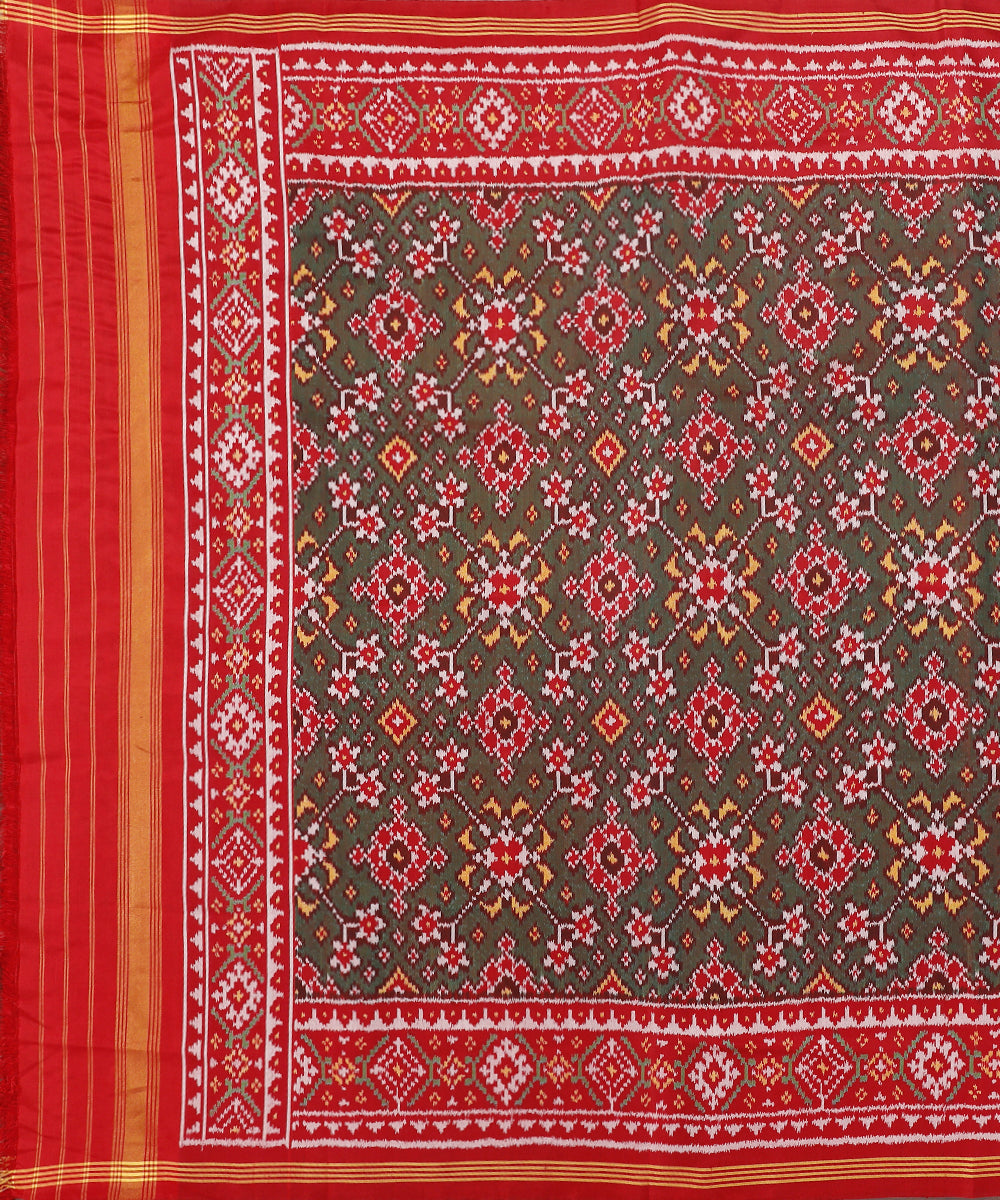 Green_And_Red_Handloom_8_Ply_Pure_Mulberry_Silk_Ikat_Patola_Dupatta_With_Broad_Border_WeaverStory_02