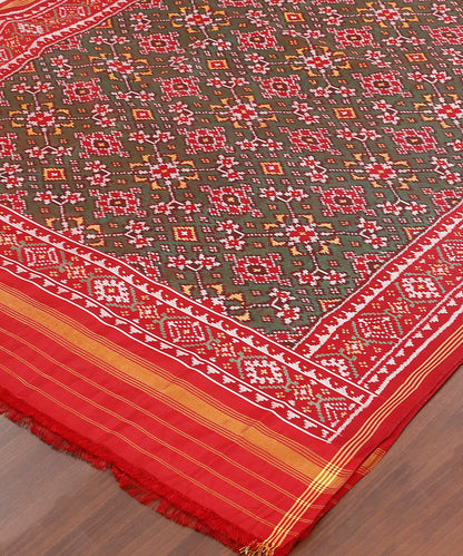 Green_And_Red_Handloom_8_Ply_Pure_Mulberry_Silk_Ikat_Patola_Dupatta_With_Broad_Border_WeaverStory_03