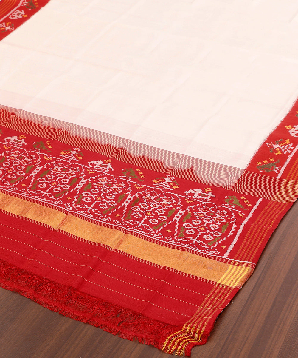 Red_And_White_Handloom_8_Ply_Pure_Mulberry_Silk_Ikat_Patola_Dupatta_WeaverStory_03