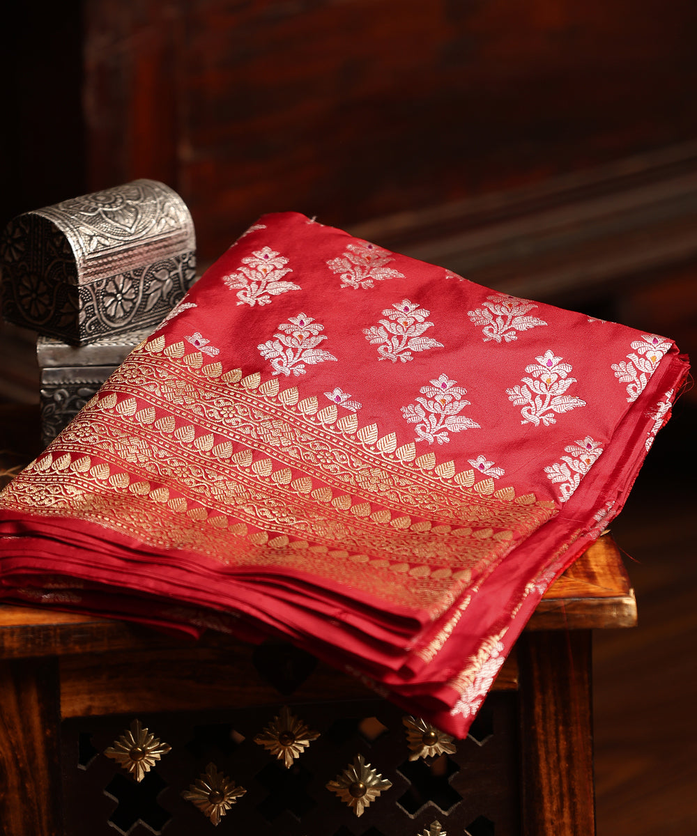 Handloom_Red_Pure_Katan_Silk_Banarasi_Dupatta_With_Silver_Zari_Meenakari_Boota_And_Kadhwa_Border_WeaverStory_01