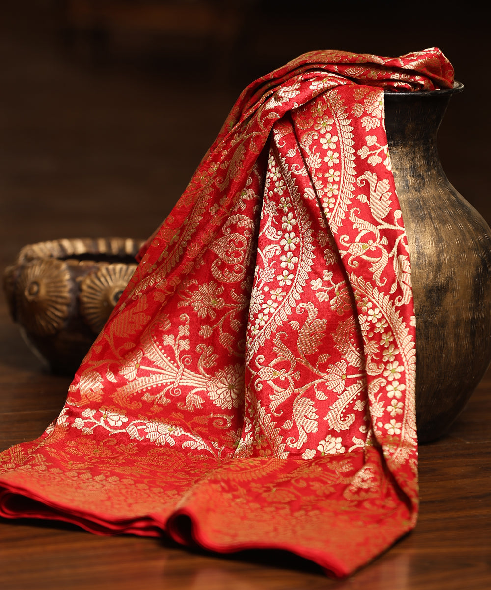 Red_Handloom_Pure_Katan_Silk_Banarasi_Dupatta_With_Kadhwa_Border_And_Green_Meenakari_WeaverStory_01