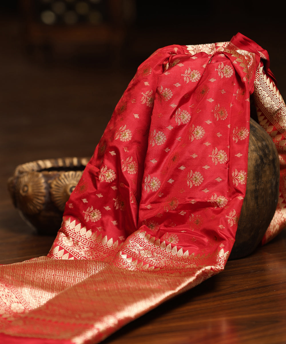 Red_Handloom_Pure_Katan_Silk_Banarasi_Dupatta_With_Mughal_Meenakari_Booti_And_Kadhwa_Border_WeaverStory_01